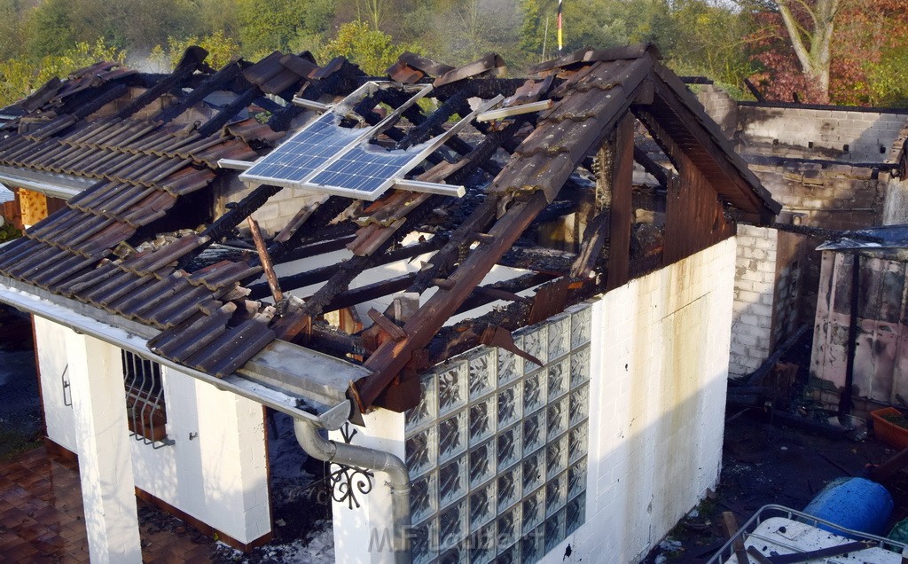 Feuer 1 brannten 3 Lauben Koeln Fuehlingen Kriegerhofstr P031.JPG - Miklos Laubert